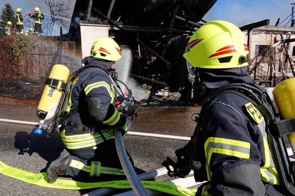Mit mehreren Strahlrohren bekämpften mehr als 80 Feuerwehrleute den Brand.