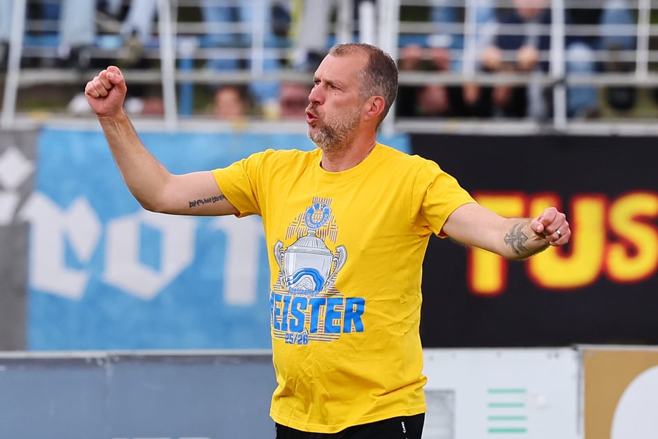 Lok-Coach Jochen Seitz (49) möchte nach der zweiten Meisterschaft in Folge mit seiner Mannschaft nun auch in die 3. Liga aufsteigen.
