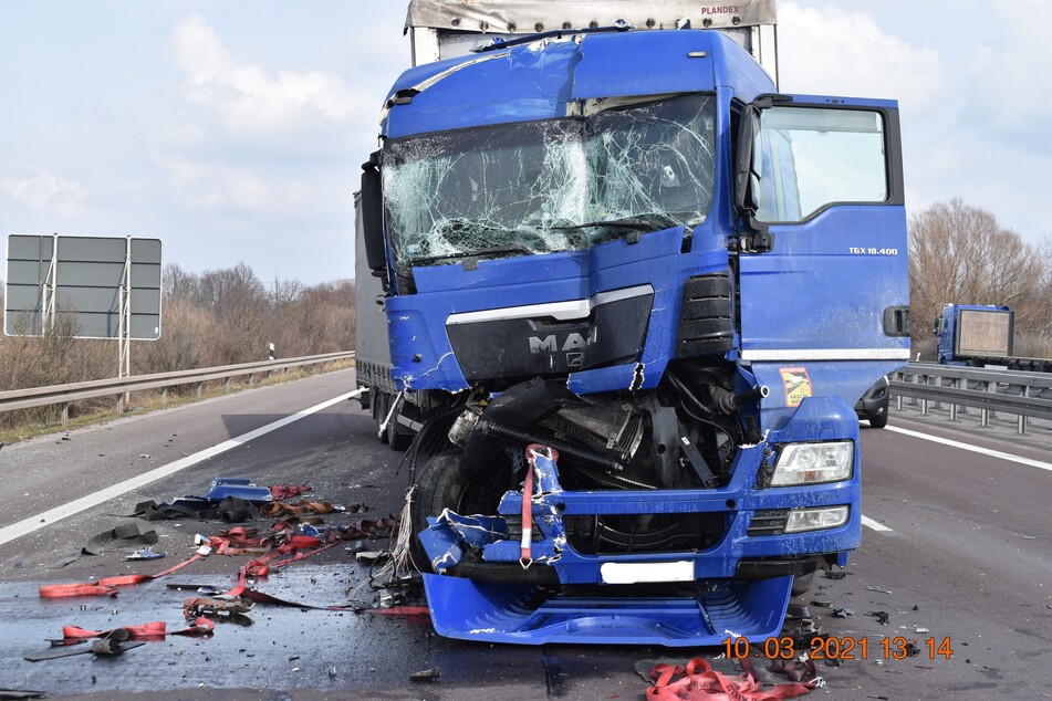 Der Fahrer des Lkw musste in ein naheliegendes Krankenhaus verbracht werden.