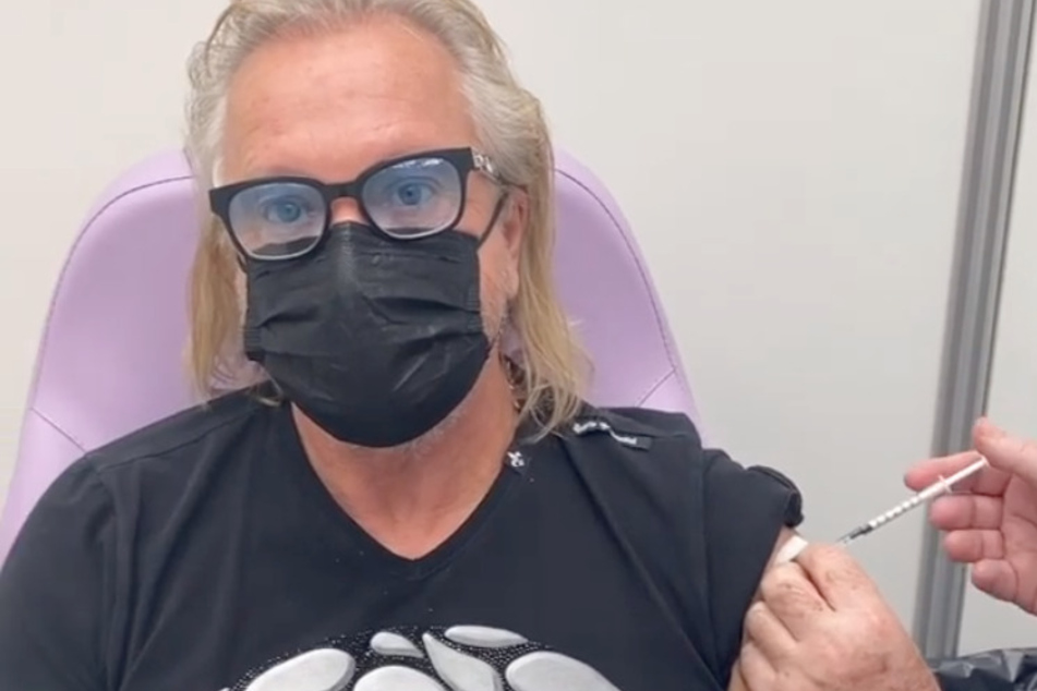 Robert Geiss (57) postete ein Video, wie er die Corona-Impfung in den Arm verabreicht bekam.