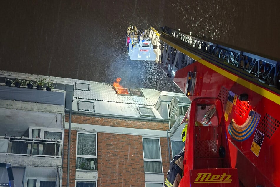 Feuer im Dachgeschoss: 43 Personen müssen Wohnung verlassen