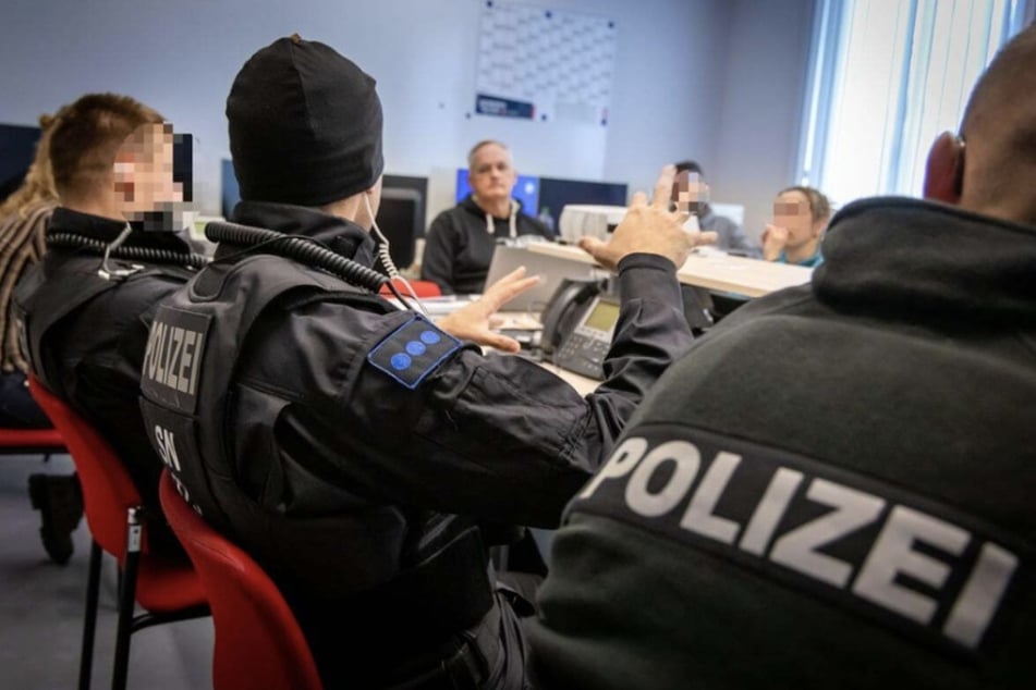 Die Einsatzgruppe "Recon" beschäftigte sich um den Jahreswechsel mit zahlreichen Raub-Attacken in Chemnitz. Karsten Richter (61, M.) koordinierte die Einsätze.