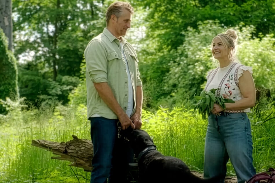 Céline Huber (gespielt von Beatrice Egli) findet rasch Gefallen an Bergretter Max Raichinger (Alexander Koll) und seinem Hund.