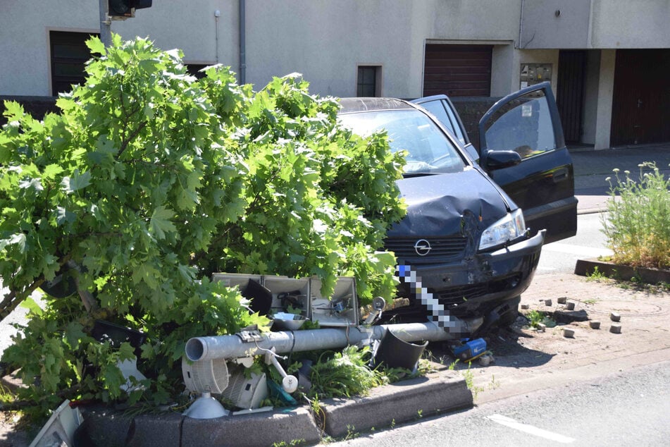 Die Opel-Fahrerin (63) machte unfreiwillige Bekanntschaft mit einer Verkehrsinsel sowie weiteren Gegenständen, die sich davor befanden.