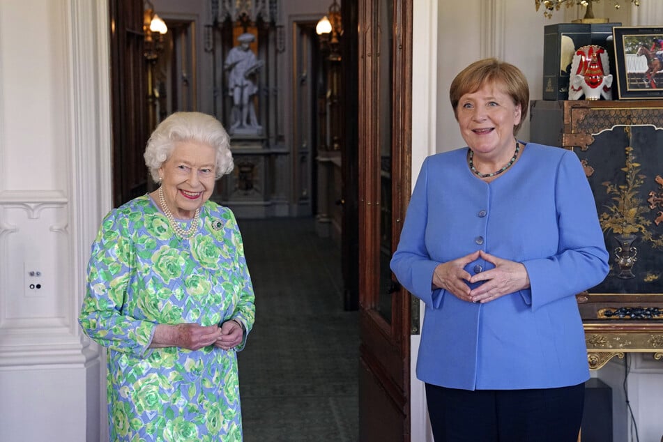 Angela Merkel (68, r.) und die Queen 2021 während einer Audienz auf Schloss Windsor.