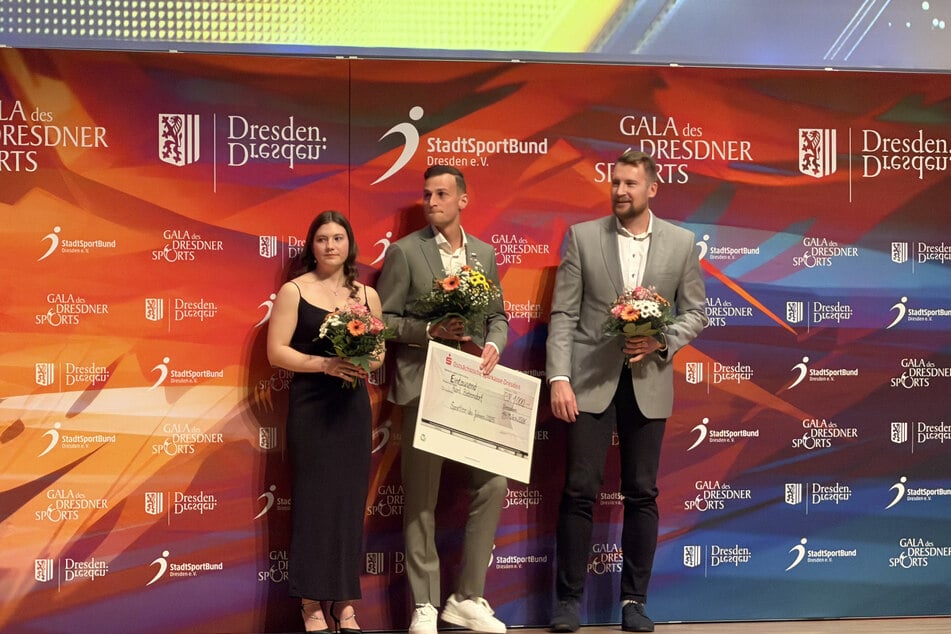 Erstmals Sieger bei den Männern: Karl Bebendorf (M.) spendete seinen Scheck ans Hospiz in Radebeul.