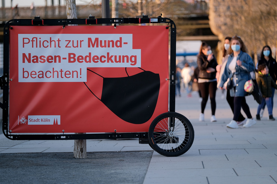In Köln gilt weiterhin die Mund-Nasen-Schutzpflicht. NRW-weit dürfen ab Montag aber die meisten Geschäfte wieder öffnen und mit Termin betreten werden.