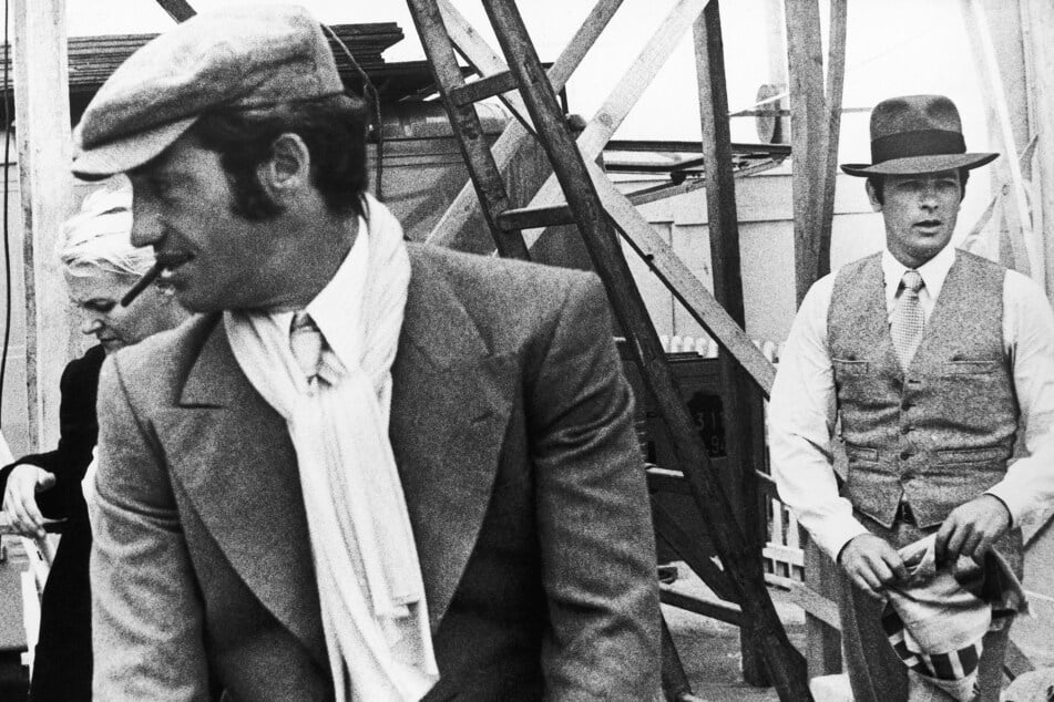 Belmondo (l.) und sein Schauspiel-Kollege Alain Delon im Januar 1969 in Marseille bei den Dreharbeiten zum Film "Borsalino". (Archivbild)