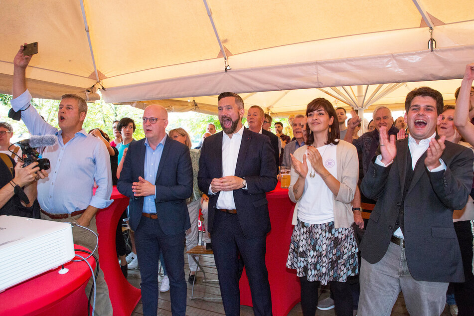 SPD-Party im Dresdner "Elbegarten" mit Albrecht Pallas (41, v.l.n.r.), Henning Homann (41), Martin Dulig (47), Rasha Nasr (29) und Stephan Schumann (33).