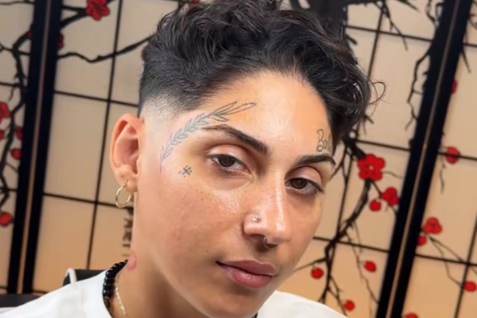 Ihr neuer Look ist deutlich maskuliner. Der lesbischen Kundin passt das gut in den Kram.