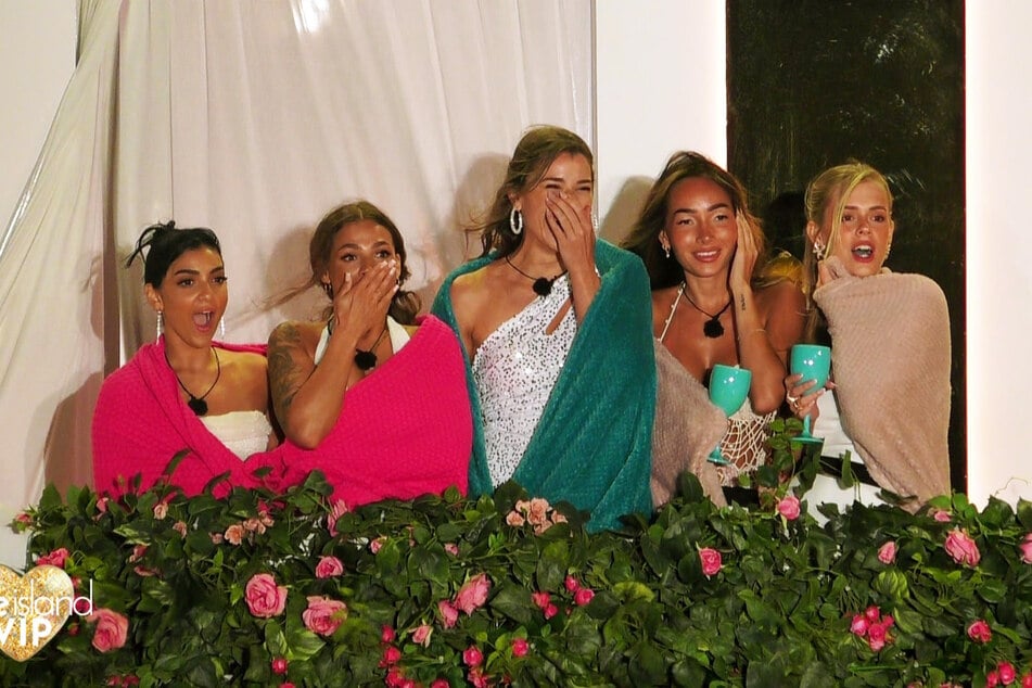 Die Mädels sind schockiert, wie Laura rangeht.