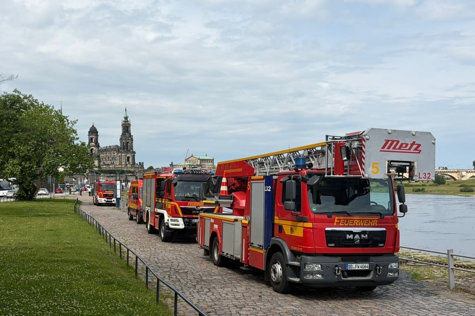 Für ein Training besuchten Kameraden der Wache Altstadt am Dienstagvormittag zwei Schiffe der Weißen Flotte.
