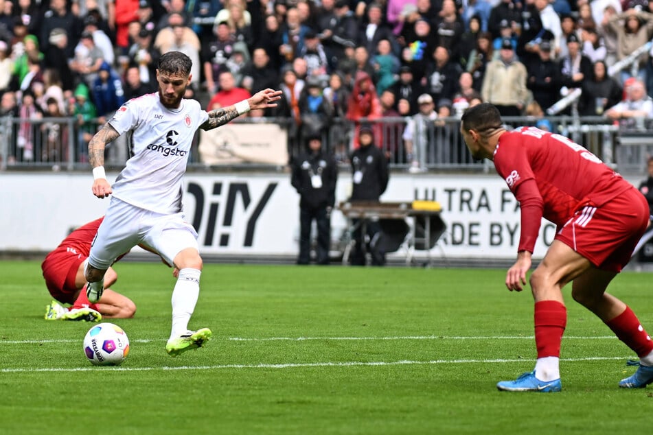 Marcel Hartel (l) erzielt den 1:0-Führungstreffer des FC St. Pauli gegen Hapoel Tel Aviv.