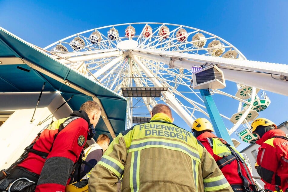 Mehrere Höhenretter der Feuerwehr waren vor Ort auf dem Rummel.