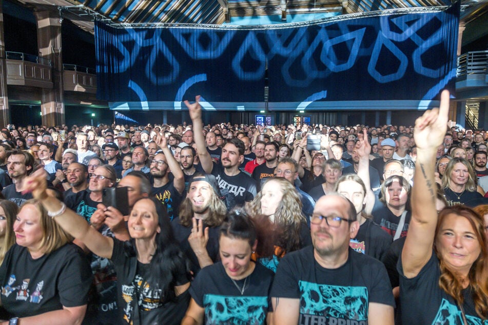 Die Menge für der Bühne nahm all das freudig auf und feierte die 15 Songs der Setlist ausgiebig.