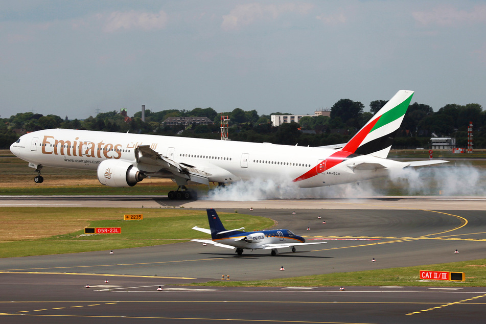 Eine Boeing 777 von Emirates. Bei solch einem Flugzeug kam es kurz vor Weihnachten zu einem Zwischenfall beim Start. (Symbolbild)