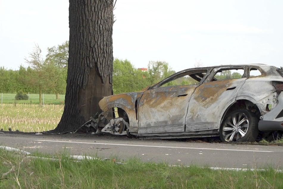 Zeugen retten Kind (10) aus brennendem Auto, zwei Menschen sterben