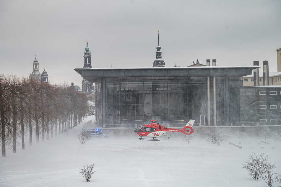 Der Rettungshubschrauber brachte gestern den Notarzt zum Landtag.