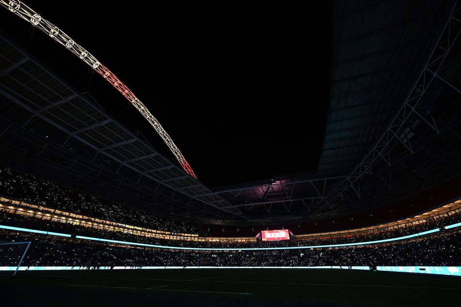 Kaum etwas zu sehen! Im Wembley-Stadion gingen die Lichter aus.