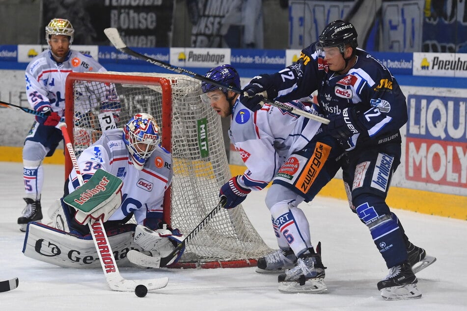 Thomas Supis (28, 2.v.r.) schirmt hier im Ravensburger Dress den Ex-Eislöwen Martin Davidek (r.) vom Puck ab.