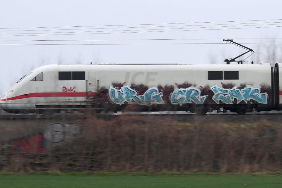 Ein mit Graffiti beschmutzter ICE-Zug fährt an der Strecke. (Symbolbild)