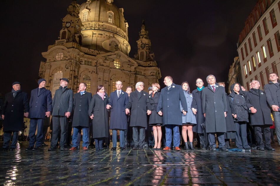 2020 sah die Menschenkette noch so aus: Politiker wie Michael Kretschmer (45, CDU, 4. v. l.) und Frank-Walter Steinmeier (65) erinnern an die Zerstörung Dresdens im Zweiten Weltkrieg.