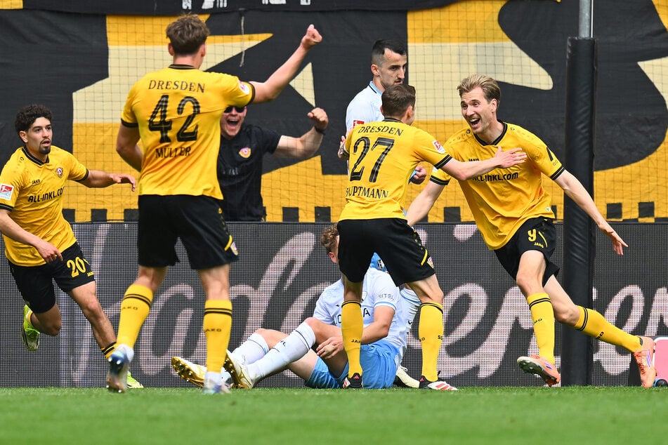 Der Rest war Jubel direkt vorm K-Block: Vincent Vermeij (r.) genoss den Moment.