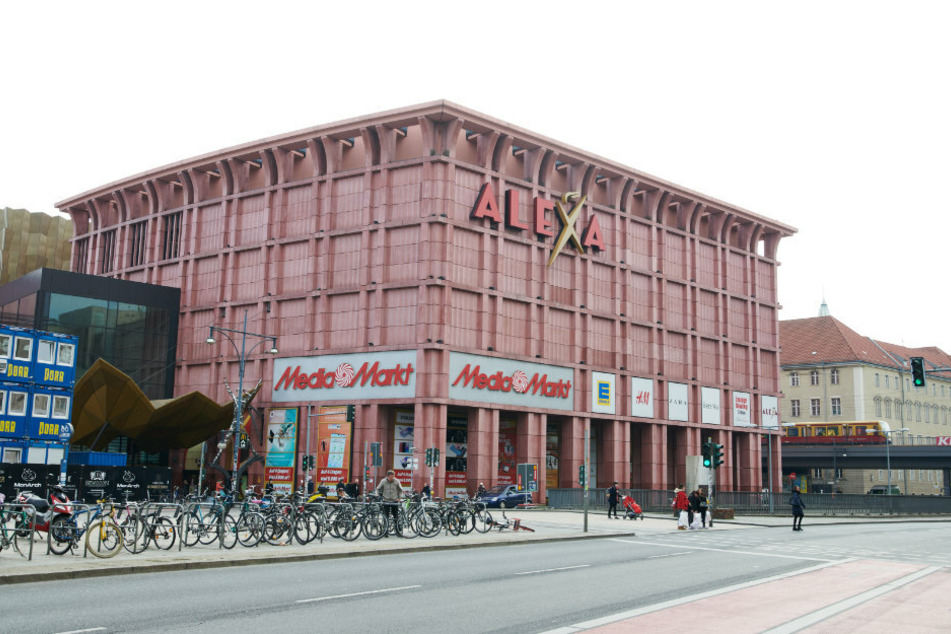 Die Lebensmittelabteilungen oder Supermärkte in den Einkaufszentren wie dem Alexa am Alexanderplatz dürfen geöffnet bleiben.