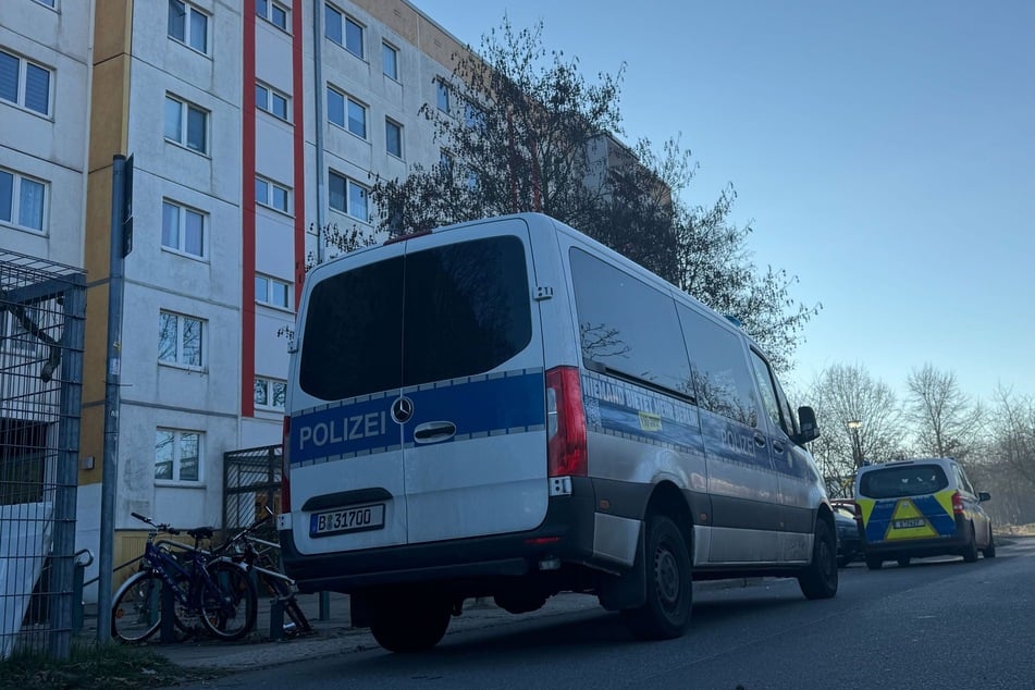 Berlin: Sieben verletzte Polizisten nach Eskalation in Hellersdorf: Beamter am Auge operiert