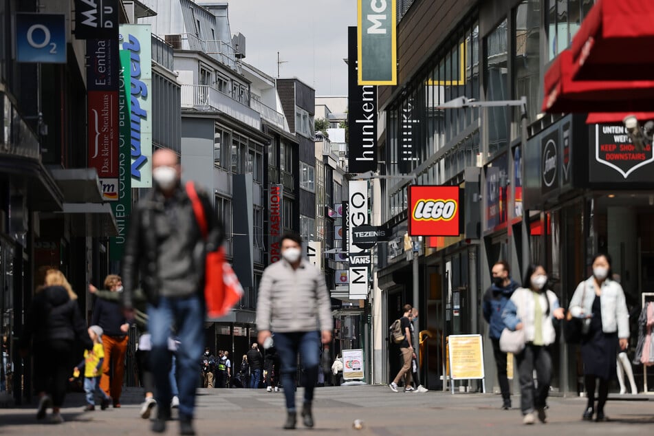 Blick auf die Kölner Hohe Straße: In NRW soll die 2G-Zugangsbeschränkung im Einzelhandel nach der Ministerpräsidentenkonferenz (16. Februar) aufgehoben werden.