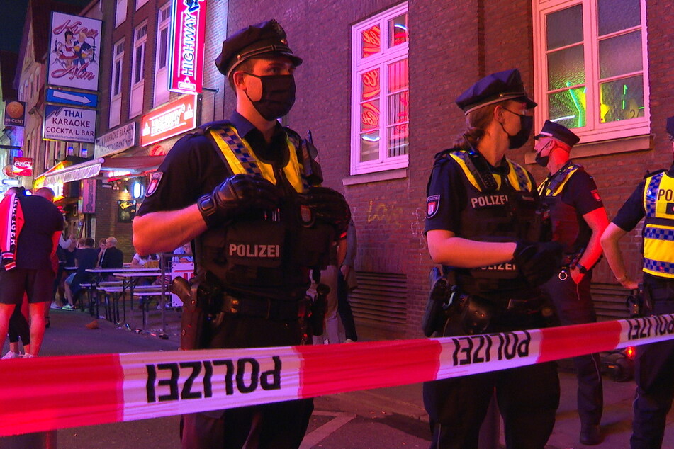 Tausende feiern ausgelassen in Hamburg: Polizei muss Partymeile sperren
