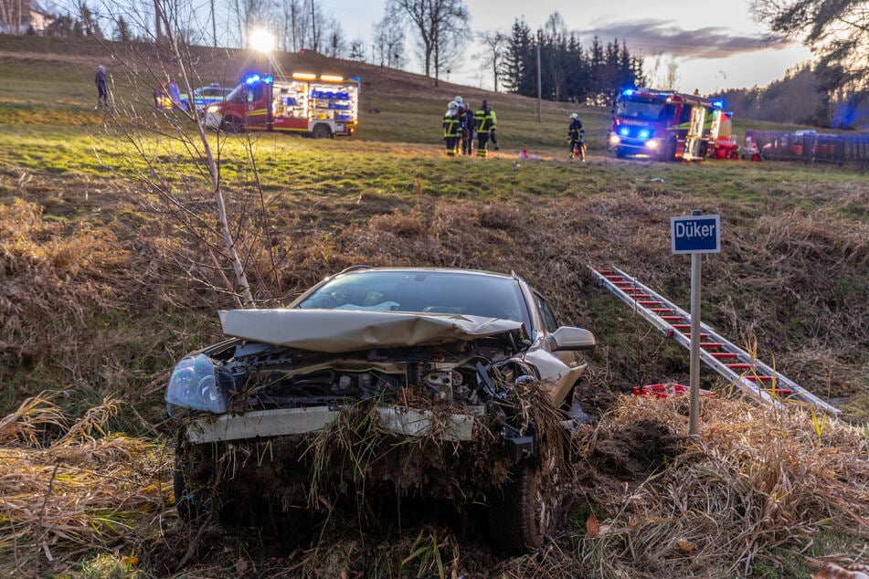 Eine Opel-Fahrerin landete am Donnerstagnachmittag in Auerbach (Vogtland) mit ihrem Auto in einem Bach.