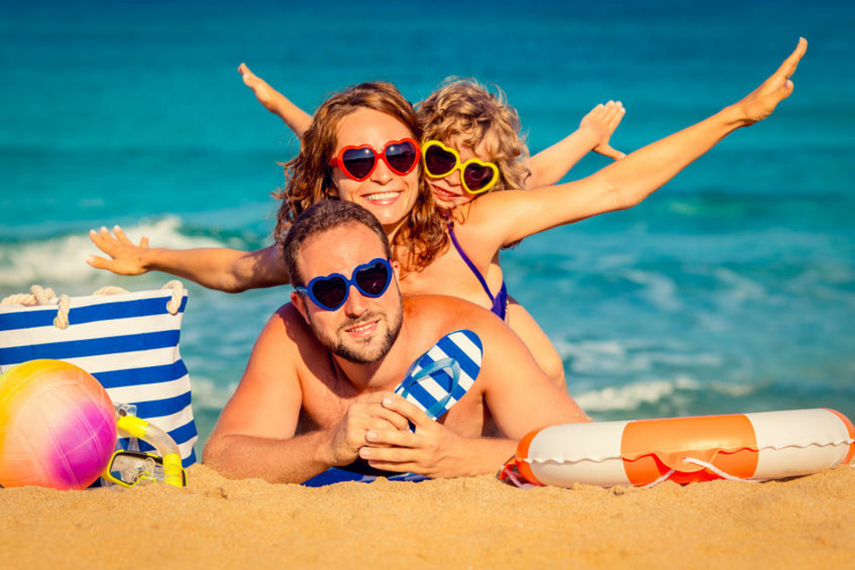 Eine Familie am Strand (Symbolbild).