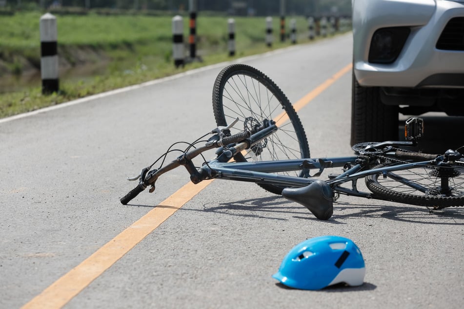 Der Radfahrer wurde in ein Krankenhaus eingeliefert. (Symbolbild)