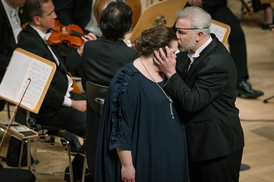 "Die Walküre" konzertant: Simon Bailey als Wotan küsst Brünnhilde Isa Jäger auf die Stirn. Diese Aufführung fand im Mai im Kulturpalast statt.