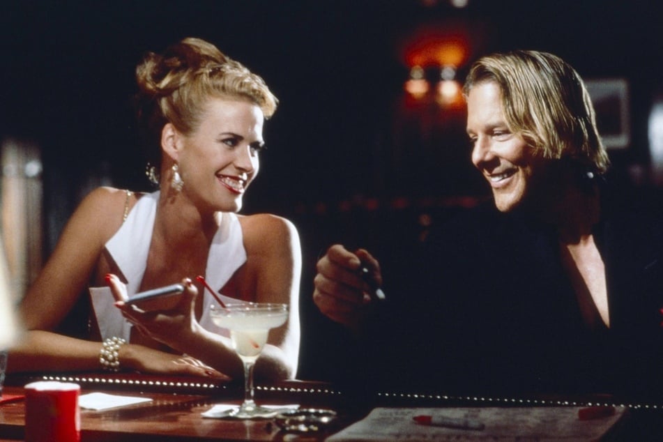 Annabel Schofield (†62, l.) und Mickey Rourke (73) beim Dreh des US-amerikanischen Thrillers "Exit in Red" (1996). (Archivfoto)