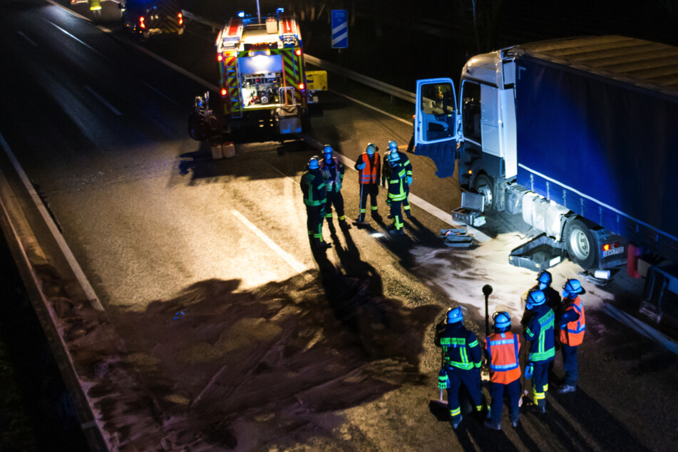 Neben der Feuerwehr Groß-Gerau war auch ein Spezialunternehmen zur Fahrbahnreinigung an den Aufräum- und Bergungsarbeiten auf der A67 beteiligt.