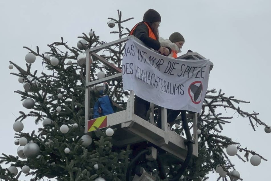 Da war die Spitze des Weihnachtsbaums ab: Mit ihrer Aktion wollten Klima-Aktivisten im vergangenen Jahr ein Zeichen setzen. (Archivbild)