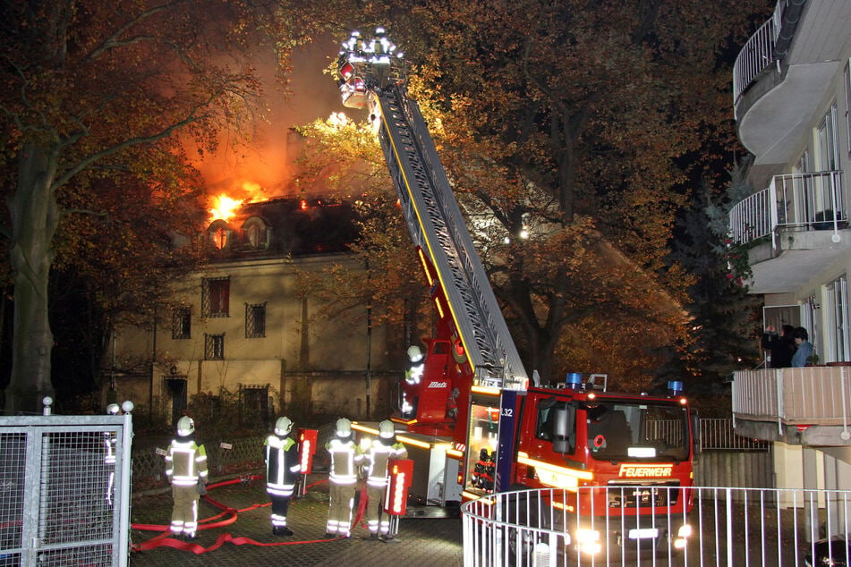 Einer von mehreren Bränden, die in der Villa wüteten.