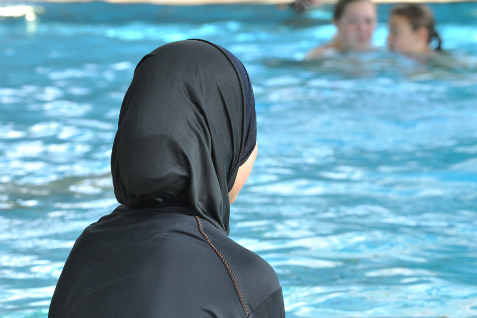 Ministerin spricht Klartext: Schwimmunterricht in NRW ist Pflicht - mit Bikini oder Burkini