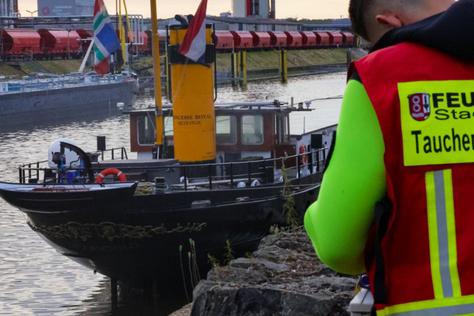 Der Brand war im Maschinenraum des Schiffes entstanden - starke Rauchentwicklung war die Folge.