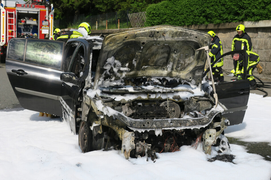 Erzgebirge: Renault geht während der Fahrt in Flammen auf