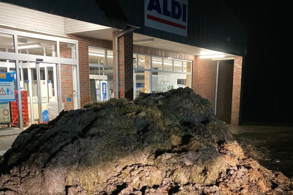 Ein großer Misthaufen wurde vor den Aldi gekippt.