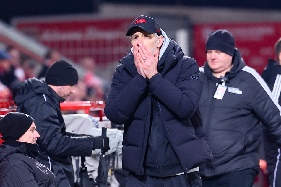 Sichtlich schockiert über die Leistung seiner Mannschaft zeigte sich RB Leipzigs Trainer Marco Rose (48) auch am Samstag beim 0:0 gegen Union Berlin.