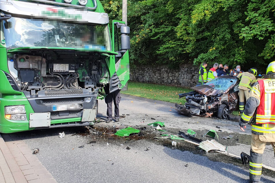 Auf der B4 in Nordhäuser waren ein Hyundai und ein Lkw frontal zusammengestoßen.