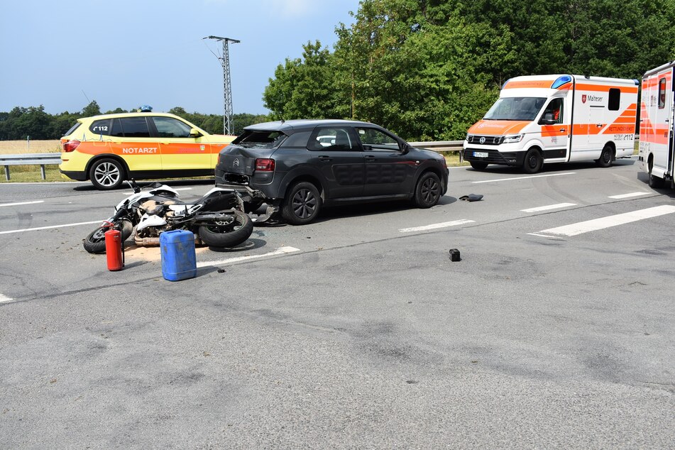 Der Motorradfahrer musste in ein nahes Krankenhaus verbracht werden.