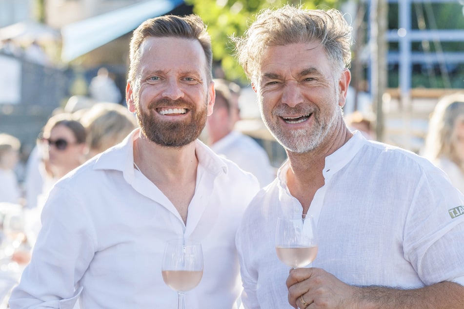 Die Veranstalter Roberto Flügel (45, l.) und Clemens Lutz (55) gingen in puncto Garderobe mit gutem Beispiel voran.