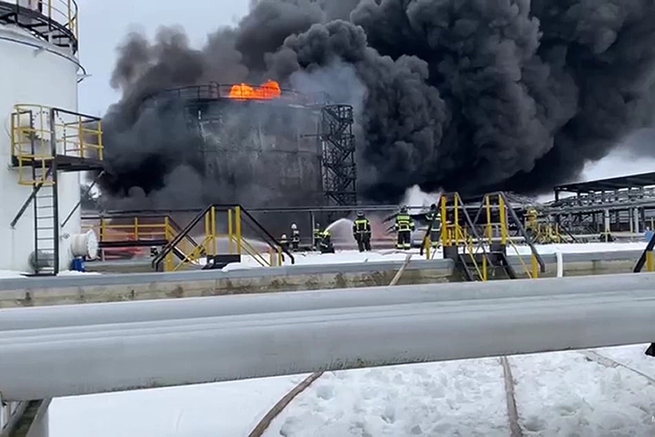 In der westrussischen Region Brjansk ist offiziellen Angaben zufolge nach einem ukrainischen Drohnenangriff ein Brand in einem Öllager ausgebrochen.