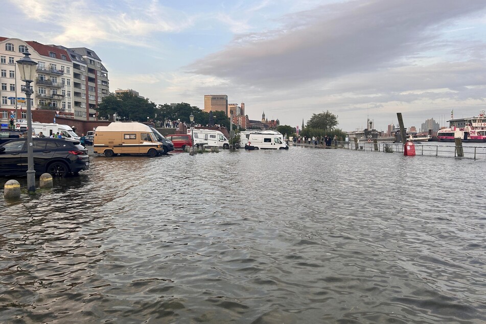 Am Freitagabend wurde der Hamburger Fischmarkt überflutet.