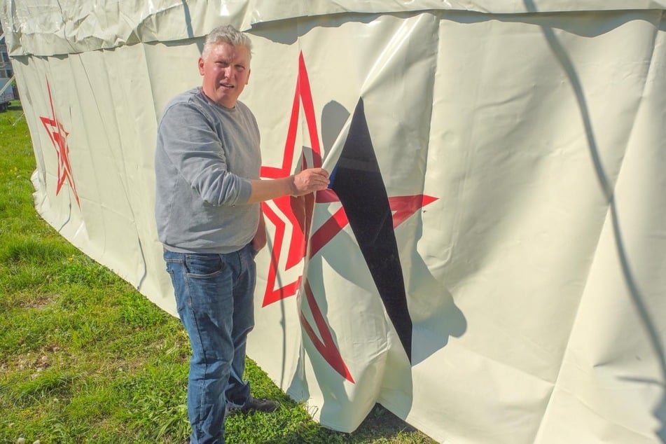 Nach dem Angriff ist Zirkusdirektor Renaldo Weisheit gezwungen, die zerschnittenen Planen auszutauschen.